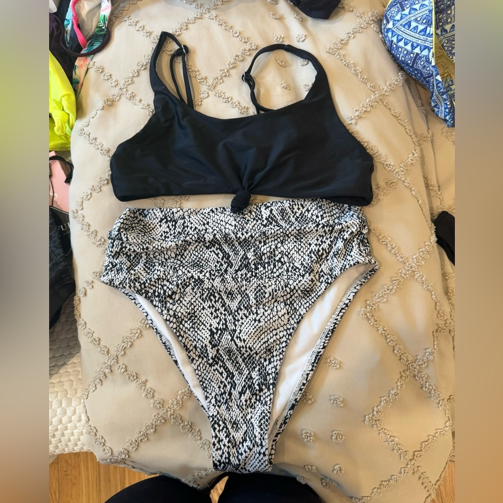 Black and white bikini🖤🤍